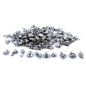 LOT 200 BRELOQUES EN RÉSINE ARGENTÉE